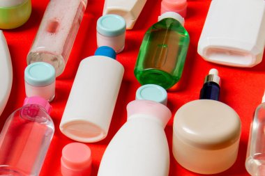 Plastik gövde bakımı şişesi düz kompozisyonu ve renkli arka plan boşluğuna kozmetik ürünler dizayn edilmişti. Beyaz Kozmetik kapları kümesi, kopya alanı ile üst görünüm.