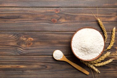 Tahta kasede buğday unu ve renkli arka planda buğday dikenleri. dünya buğday krizi.