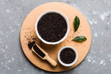 Kase içinde kinoa tohumu ve renkli arka planda kaşık. Küçük kasede sağlıklı kinwa. Sağlıklı süper yiyecekler.