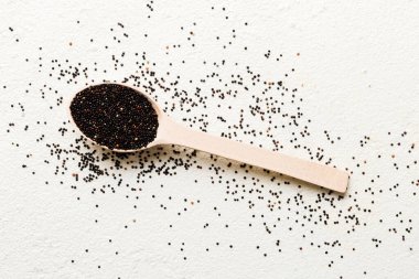 Renkli arka planda kaşık içinde kinoa tohumları. Küçük kaşıkta sağlıklı kinwa. Sağlıklı süper yiyecekler.