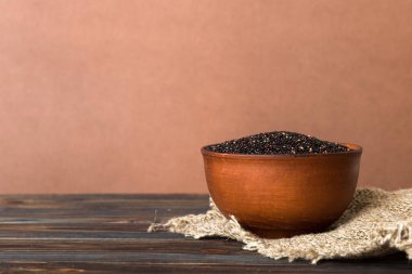 Renkli arkaplanda kinoa tohumları var. Küçük kasede sağlıklı kinwa. Sağlıklı süper yiyecekler.