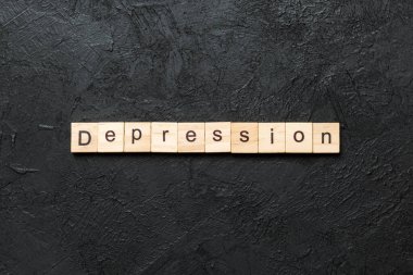 Tahta blokta yazan depresyon kelimesi. Masada depresyon metni, konsept.