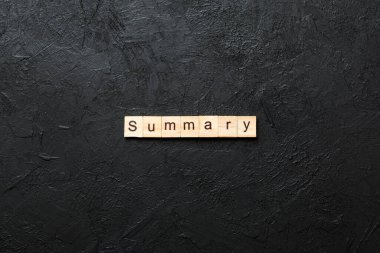 Tahta blokta yazılı özet kelime. Tablo üzerinde özet metin, konsept.
