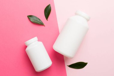 İlaçlar, ilaç şişesi, sağlık ve tıbbi destek. Vitamin hapları. Yeşil yapraklı vitaminler, doğal organik biyo takviyeler, fotokopi alanı..