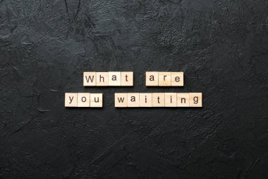 Tahta blokta ne yazmasını bekliyorsun? Ne bekliyorsunuz çimento masasında yazı mı bekliyorsunuz, Top view konseptiniz için?.