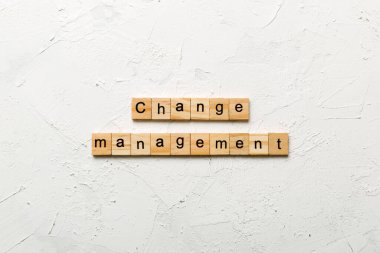 Tahta blokta yönetim sözcüğünü değiştir. tablo üzerinde yönetim metnini değiştir, konsept.