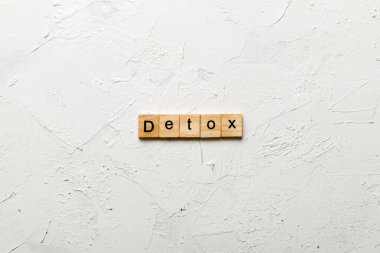 Tahta blokta yazan detoks kelimesi. Deksing, konsept için çimento masadaki detoks metni.