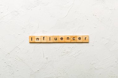 Tahta blokta etkili bir kelime yazıyor. Etkileyici metin tablo üzerinde, konsept.