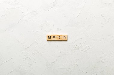 Tahta blokta yazılı matematik kelimesi. Tablo üzerinde matematik metni, konsept.