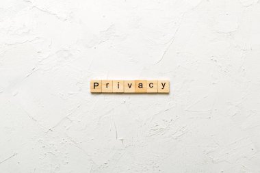 Ahşap blokta özel kelime yazıyor. masadaki gizlilik metni, konsept.