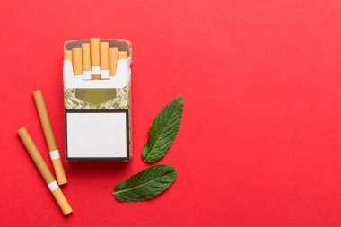 Bir paket mentollü sigara ve renkli masada taze nane şekeri, mentollü sigaralar düz yerde yatıyordu..