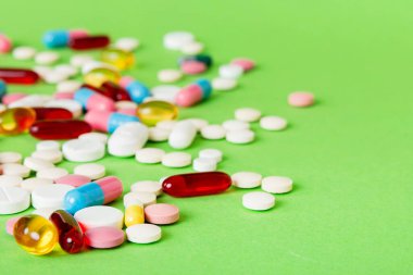 Bir çok farklı renkli ilaç ve hapların bakış açısı farklı. Renkli arkaplanda bir sürü hap.