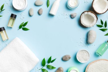 Hindistan cevizi yağı dolu kavanozlar ve renkli arka planda kozmetik kremi. Üst Manzara. Metnin için boş yer. Doğal spa Hindistan cevizi kozmetik ve organik tedavi konsepti Hindistan cevizi spa bileşimi.