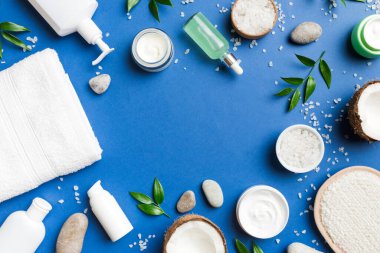 Hindistan cevizi yağı dolu kavanozlar ve renkli arka planda kozmetik kremi. Üst Manzara. Metnin için boş yer. Doğal spa Hindistan cevizi kozmetik ve organik tedavi konsepti Hindistan cevizi spa bileşimi.