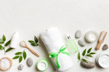 Hindistan cevizi yağı dolu kavanozlar ve renkli arka planda kozmetik kremi. Üst Manzara. Metnin için boş yer. Doğal spa Hindistan cevizi kozmetik ve organik tedavi konsepti Hindistan cevizi spa bileşimi.