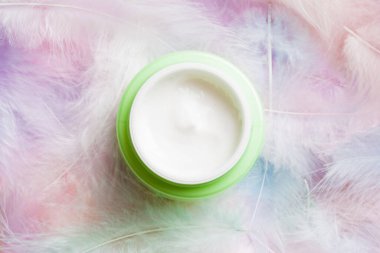 Spa kozmetik ürünleri, krem şişeleri, markalaşma modelleri, tüylü üst manzara. Düz yatıyordu.