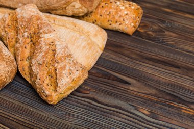 Ev yapımı doğal ekmek. Arkaplan olarak taze ekmeğin farklı türleri, kopya alanı ile perspektif.