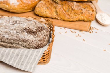 Ev yapımı doğal ekmek. Arkaplan olarak taze ekmeğin farklı türleri, kopya alanı ile perspektif.