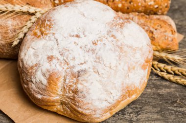 Ev yapımı doğal ekmek. Arkaplan olarak taze ekmeğin farklı türleri, kopya alanı ile perspektif.