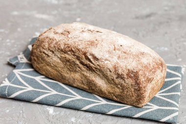 Peçetenin üstünde taze taze taze ekmek, üst manzara. Sağlıklı mayasız ekmek. Fransız ekmeği. Üst görünüm Fırın ürünleri.