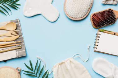 Sıfır atık. Çevre dostu günlük aksesuarlar. en üstteki görünüm.