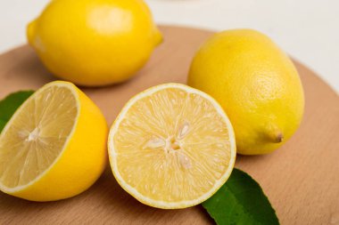 Kesme tahtasındaki taze ve olgun limonlar için fotokopi alanı olan üst manzara. Sağlıklı yemek geçmişi. Limon ve limon dilimlerinin zarif arkaplanı daha sıkan renkli arkaplan.