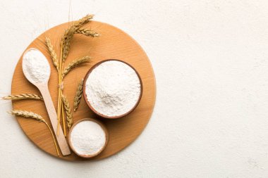 Tahta kasede buğday unu ve renkli arka planda buğday dikenleri. dünya buğday krizi.