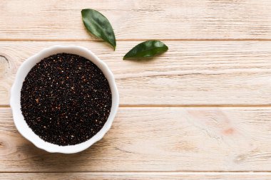 Renkli arkaplanda kinoa tohumları var. Küçük kasede sağlıklı kinwa. Sağlıklı süper yiyecekler.