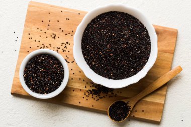 Kase içinde kinoa tohumu ve renkli arka planda kaşık. Küçük kasede sağlıklı kinwa. Sağlıklı süper yiyecekler.