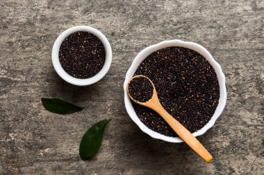 Kase içinde kinoa tohumu ve renkli arka planda kaşık. Küçük kasede sağlıklı kinwa. Sağlıklı süper yiyecekler.