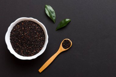 Kase içinde kinoa tohumu ve renkli arka planda kaşık. Küçük kasede sağlıklı kinwa. Sağlıklı süper yiyecekler.