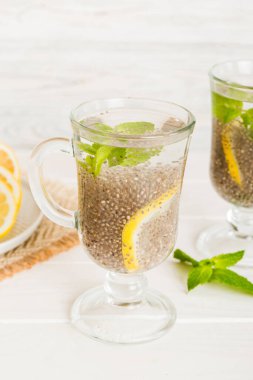 Sağlıklı kahvaltı ya da sabah Chia tohumlu limon ve nane arkaplanda, vejetaryen yiyecekler, diyet ve sağlık konsepti. Limonlu ve naneli Chia pudingi..