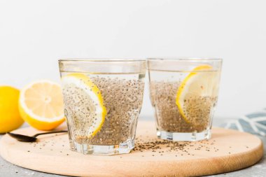 Sağlıklı kahvaltı ya da sabah chia tohumu ve limon, vejetaryen yiyecekler, diyet ve sağlık konsepti. Limonlu Chia pudingi.