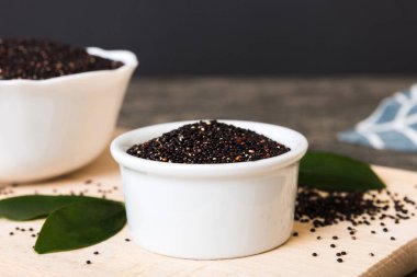 Renkli arkaplanda kinoa tohumları var. Küçük kasede sağlıklı kinwa. Sağlıklı süper yiyecekler.