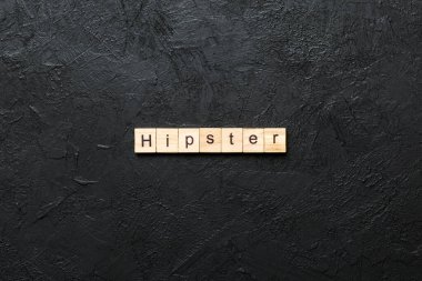 Ahşap blokta hippi kelimesi yazıyor. Hipster metin çimento masa üzerinde desing, konsept için.