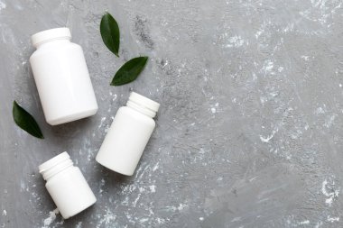 İlaçlar, ilaç şişesi, sağlık ve tıbbi destek. Vitamin hapları. Yeşil yapraklı vitaminler, doğal organik biyo takviyeler, fotokopi alanı..