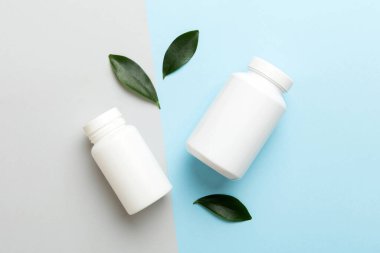 İlaçlar, ilaç şişesi, sağlık ve tıbbi destek. Vitamin hapları. Yeşil yapraklı vitaminler, doğal organik biyo takviyeler, fotokopi alanı..