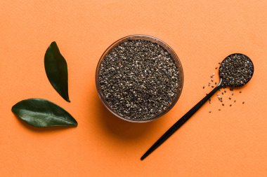 Kavanozda Chia tohumu ve renkli arka planda kaşık. Sağlıklı Salvia Hispanikleri küçük kasede. Sağlıklı süper yiyecekler.