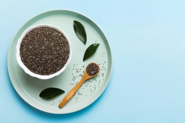 Kavanozda Chia tohumu ve renkli arka planda kaşık. Sağlıklı Salvia Hispanikleri küçük kasede. Sağlıklı süper yiyecekler.