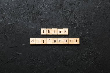 Tahta blokta farklı bir kelime düşün. Masada farklı metinler düşün, konsept.