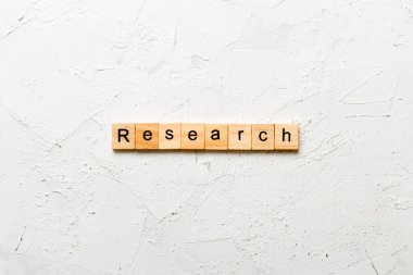 Tahta blokta yazan araştırma kelimesi. tablo üzerinde araştırma metni, konsept.