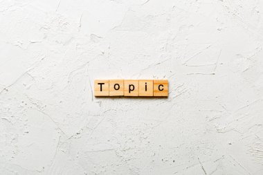 Tahta blokta yazan başlık. Deksing, konsept için çimento masadaki konu metni.