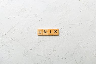 Tahta blokta yazan tek kelime. Tablo üzerinde Unix metin, konsept.