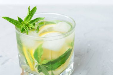 Mojito yaz serinletici buzlu ve naneli kokteyl. Limonlu, limonlu ve naneli mojito kokteyli..