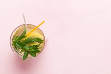 Caipirinha, Mojito kokteyli, limonlu votka veya soda, masa arkasında nane ve saman. Naneli, limonlu, cam manzaralı, ferahlatıcı bir içecek..