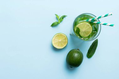 Caipirinha, Mojito kokteyli, limonlu votka veya soda, masa arkasında nane ve saman. Naneli, limonlu, cam manzaralı, ferahlatıcı bir içecek..