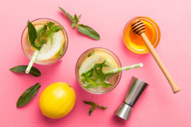 Caipirinha, Mojito kokteyli, limonlu votka veya soda, masa arkasında nane ve saman. Naneli, limonlu, cam manzaralı, ferahlatıcı bir içecek..