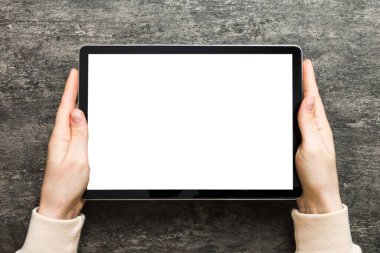 Beyaz ekranlı tablet bilgisayar kullanan genç kadın elleri, beyaz tableti elinde tutan beyaz ekranlı kadın görüntüsü..