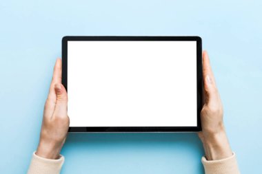 Beyaz ekranlı tablet bilgisayar kullanan genç kadın elleri, beyaz tableti elinde tutan beyaz ekranlı kadın görüntüsü..
