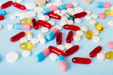 Bir çok farklı renkli ilaç ve hapların bakış açısı farklı. Renkli arkaplanda bir sürü hap.